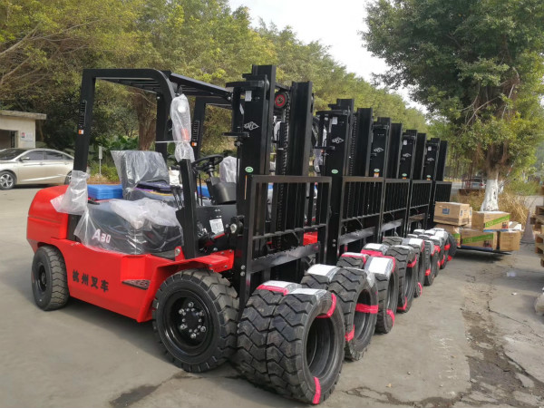 叉車(chē)?yán)系每欤坎煌A段的叉車(chē)保養(yǎng)你要注意！