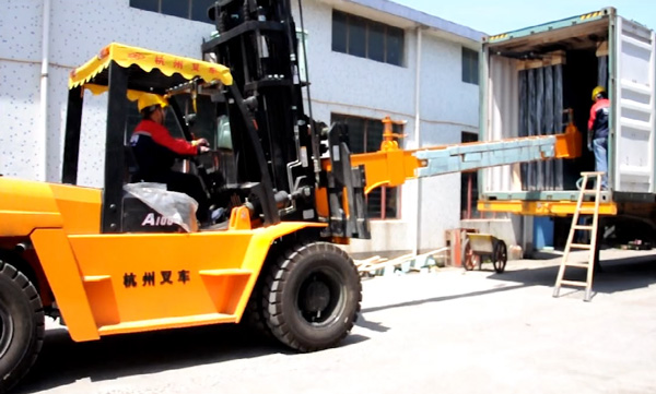 玻璃行業(yè)，杭州叉車串桿屬具卸貨實(shí)拍案例
