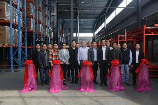 重磅消息：全國(guó)首個(gè)由杭叉研發(fā)的 “窄巷道三向AGV”項(xiàng)目成功驗(yàn)收！