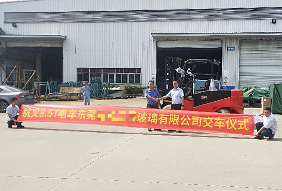 叉車搬運(yùn)玻璃？要輕拿輕放！